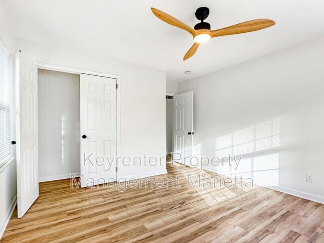 Building Photo - 651 Inglis Dr S E