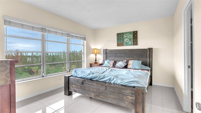 Building Photo - 3150 N Palm Aire Dr