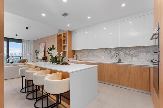 Building Photo - 700 NE 24th St