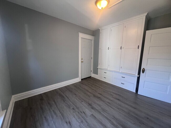 Building Photo - Large Single Family Five Bedroom Home!