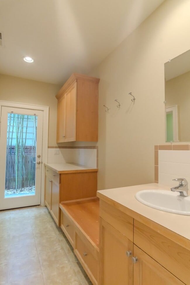 Building Photo - 4Bd/4Ba Seattle Home