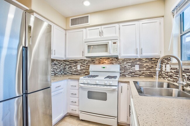 Building Photo - Fantastic 3 bed condo