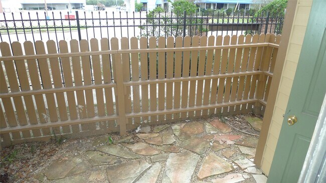 Building Photo - 16111 Aspenglen Dr