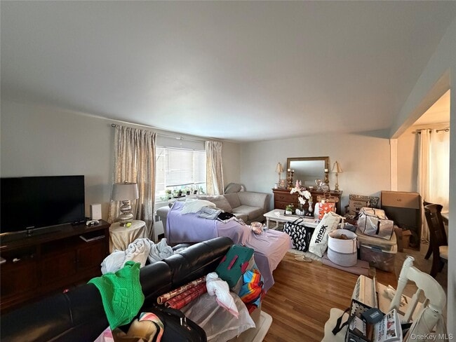 Building Photo - 144 Roslyn Rd