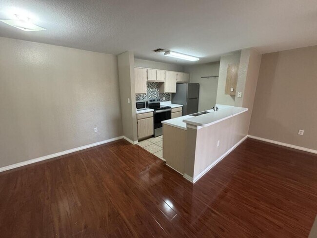 Building Photo - 5455 Vineland Rd