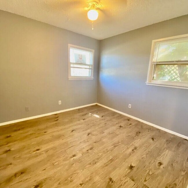 Building Photo - Handyman Special $0 First Month's Rent / “You fix, you SAVE BIG!!” Contact Mayshell for details: ...