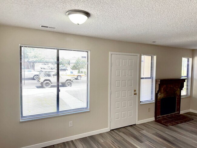 Building Photo - FREE RENT! 2 WEEKS FREE
