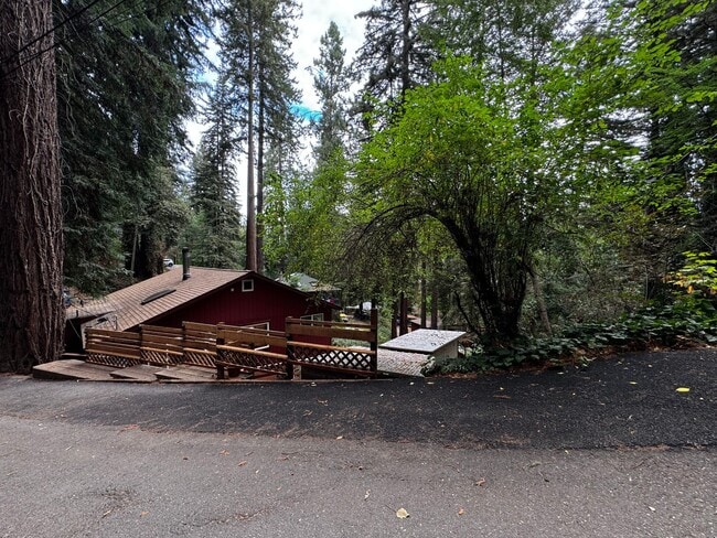 Building Photo - 1604 Square foot modern multi level home minutes from Occidental, storage, primary suite, large y...