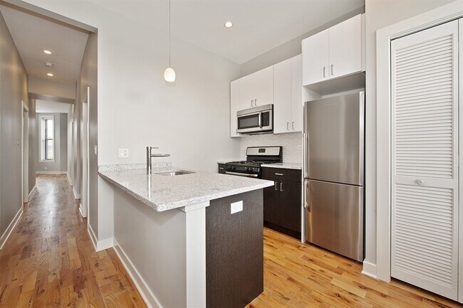 Building Photo - 751 W Buckingham Pl