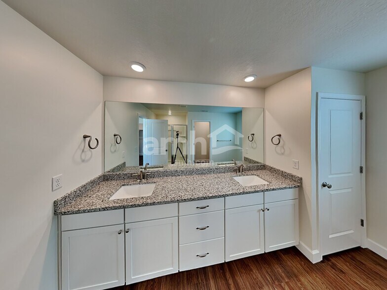 Building Photo - 2983 E S Village Dr