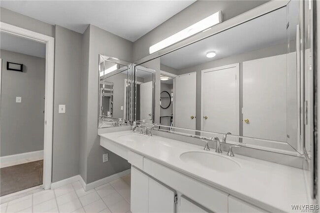 Building Photo - 32 Bernhardt Dr