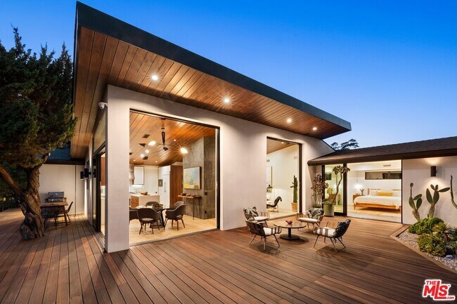 Building Photo - 2652 Byron Pl