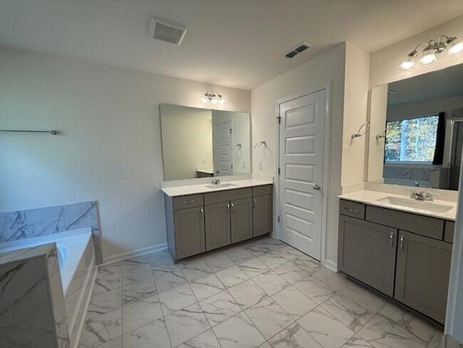 Building Photo - 1216 Grenshaw Dr