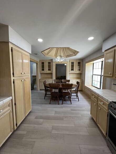 Building Photo - 121 E Jonquil Ave