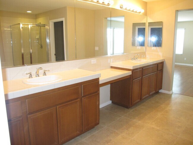 Building Photo - Four Bedroom Three Bathroom Home in the Ha...