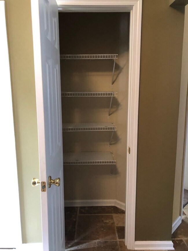 Building Photo - 3 bed/ 3 bath Townhouse