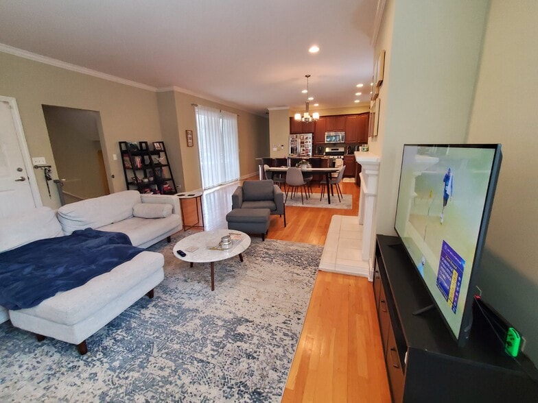 Living/Dining Room/Kitchen - 2531 W Moffat St