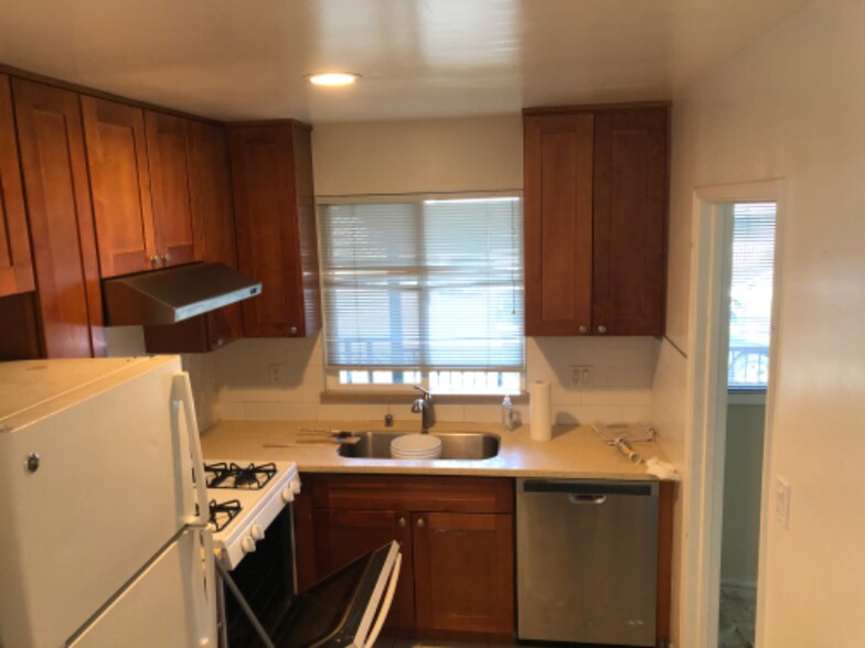 Building Photo - 2265 Reading Ave