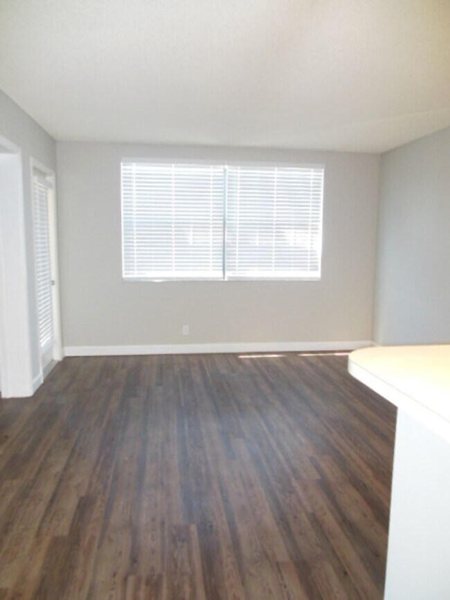 Building Photo - ONE BEDROOM ONE BATHROOM !! WATERFRONT COM...