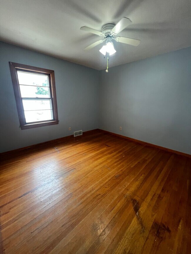 Building Photo - Spacious 2 bedroom home!