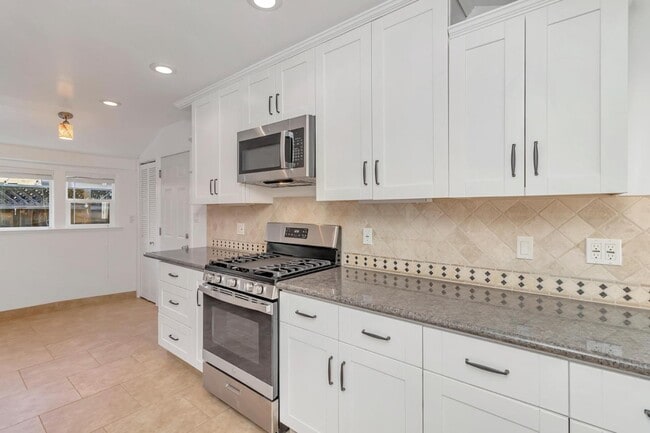 Building Photo - 123 Dunsmuir Way