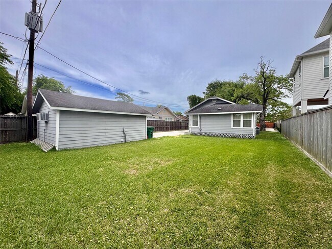 Building Photo - 805 Tabor St