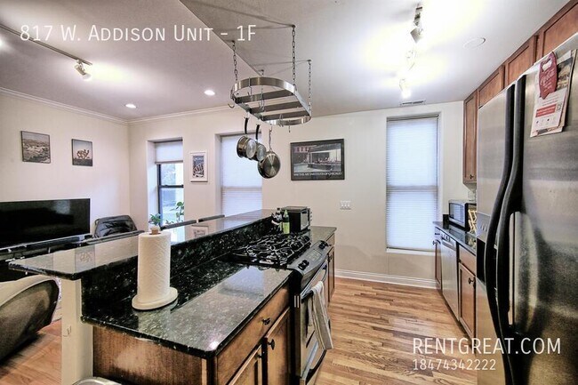 Building Photo - 817 W Addison St