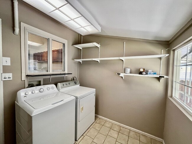 Building Photo - Updated 2 Bedroom Downtown Home!