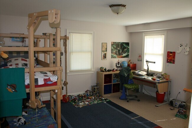 Building Photo - 18 5th Ave