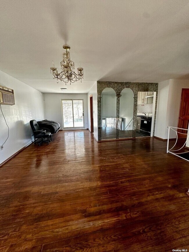 Building Photo - 283 Commack Rd