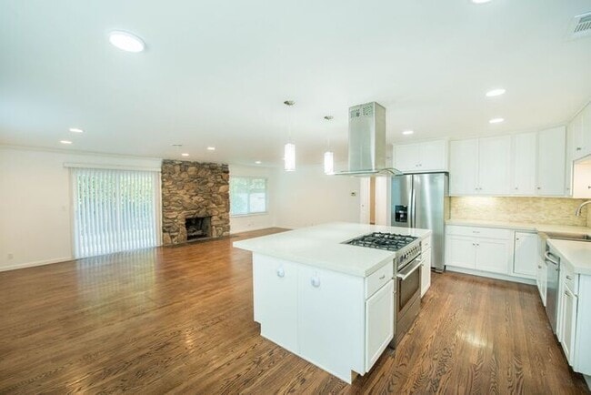 Building Photo - Newly Remodeled Single Family Home