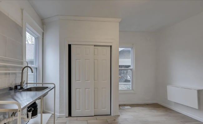 Building Photo - 614 N Wall Ave