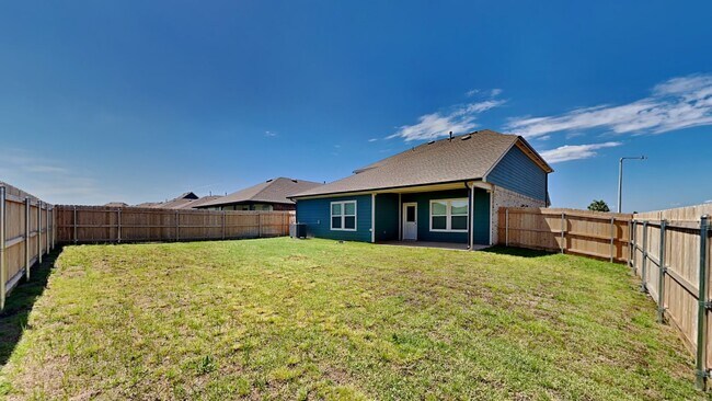 Building Photo - Very Nice 4 Bedroom 2 1/2 Bath in Yukon Schools + an office + bonus room