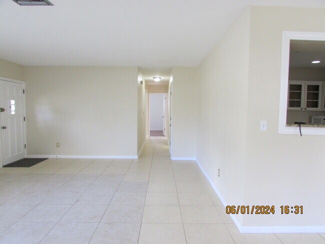 Building Photo - 211 W Laila Dr