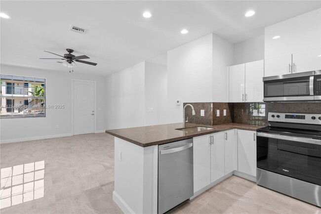 Building Photo - 5745 SW 44th Ct