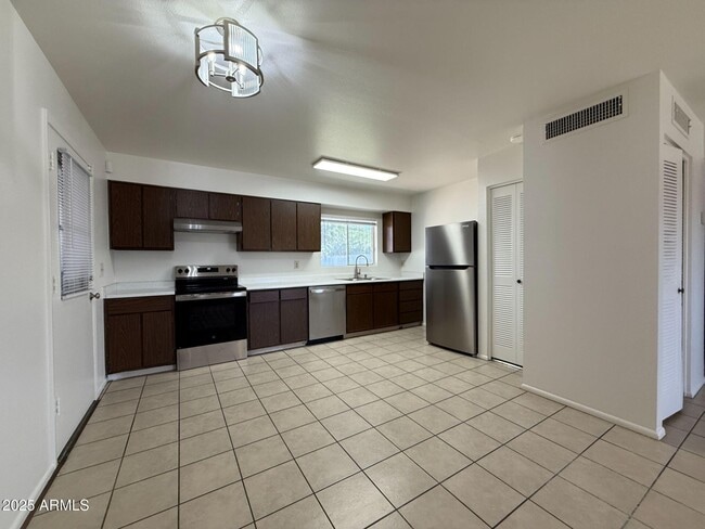 Building Photo - 5725 N 71st Ave