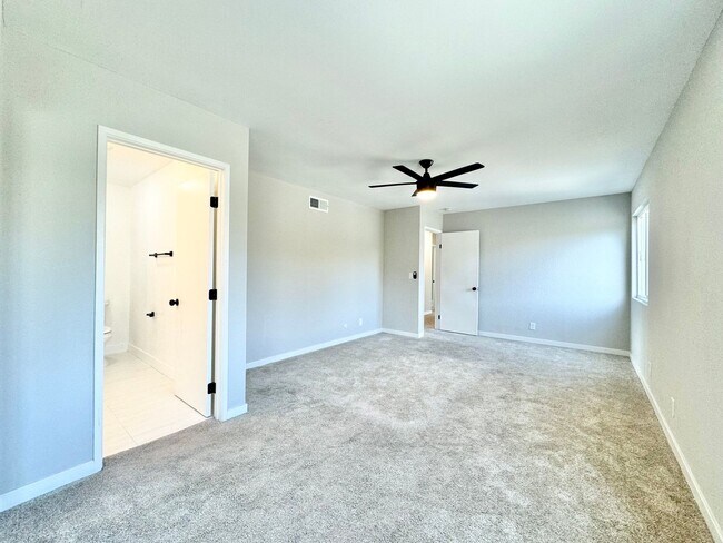 Building Photo - Beautifully Updated 4B/2.5BA House with Solar and A/C!