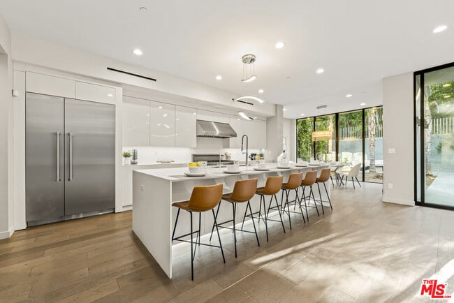 Building Photo - 1847 Coldwater Canyon Dr