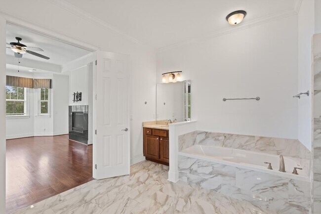 Building Photo - 213 Yellow Jasmine Dr