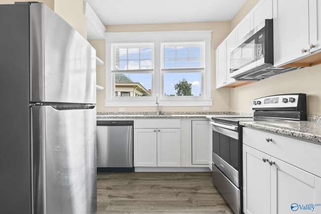 Building Photo - 207 Lincoln St SE