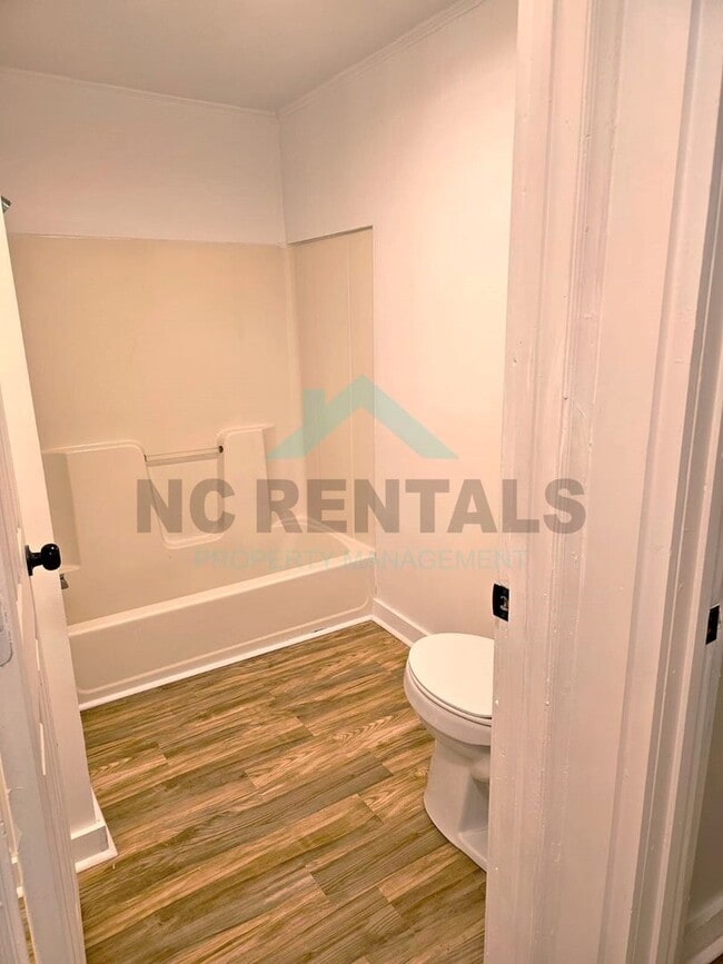 Building Photo - 427 Matthews St