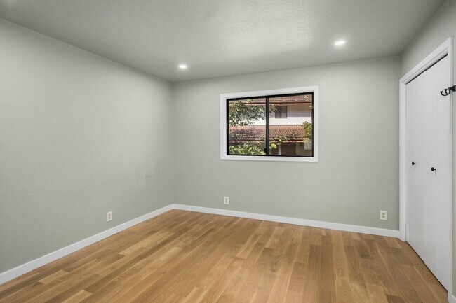 Building Photo - AN 5621