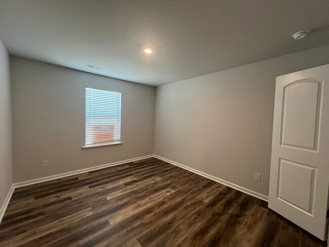 Building Photo - 621 High Hl Dr