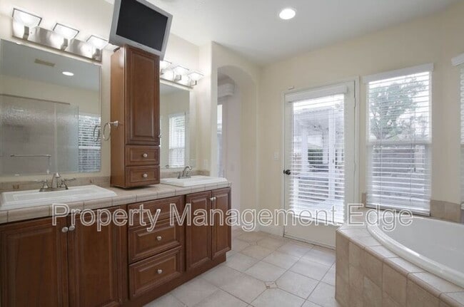 Building Photo - Birch Ct 38265