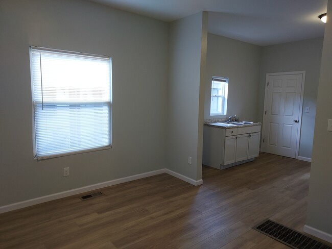 Building Photo - 2 Bedroom, 1 Bath Townhome