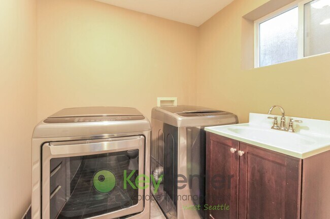 Building Photo - Stylish 4 Bedroom Steps from Shops, Cafes, and Parks