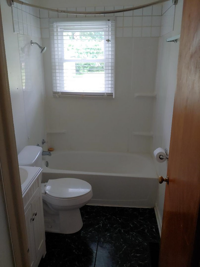 Full Bathroom - 1511 Cooper St