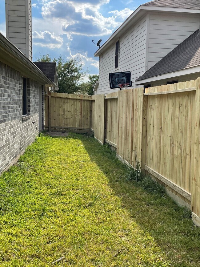 Building Photo - 14223 Bishop Bend Ln