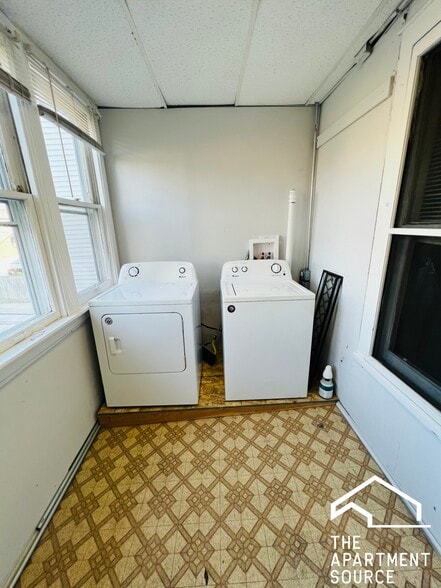 Building Photo - 5128 W Henderson St