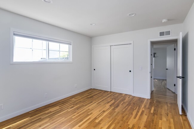 Building Photo - Incredible remodeled south of the boulevar...